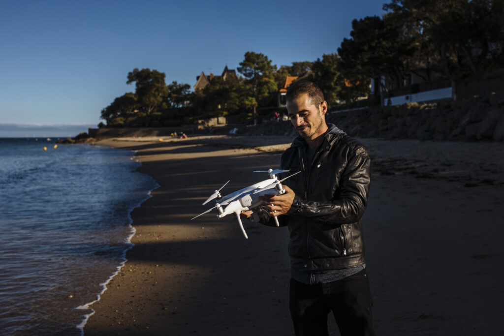 Gabriele Lupo con drone in mano