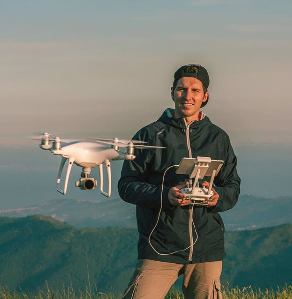 Willie mentre pilota un drone